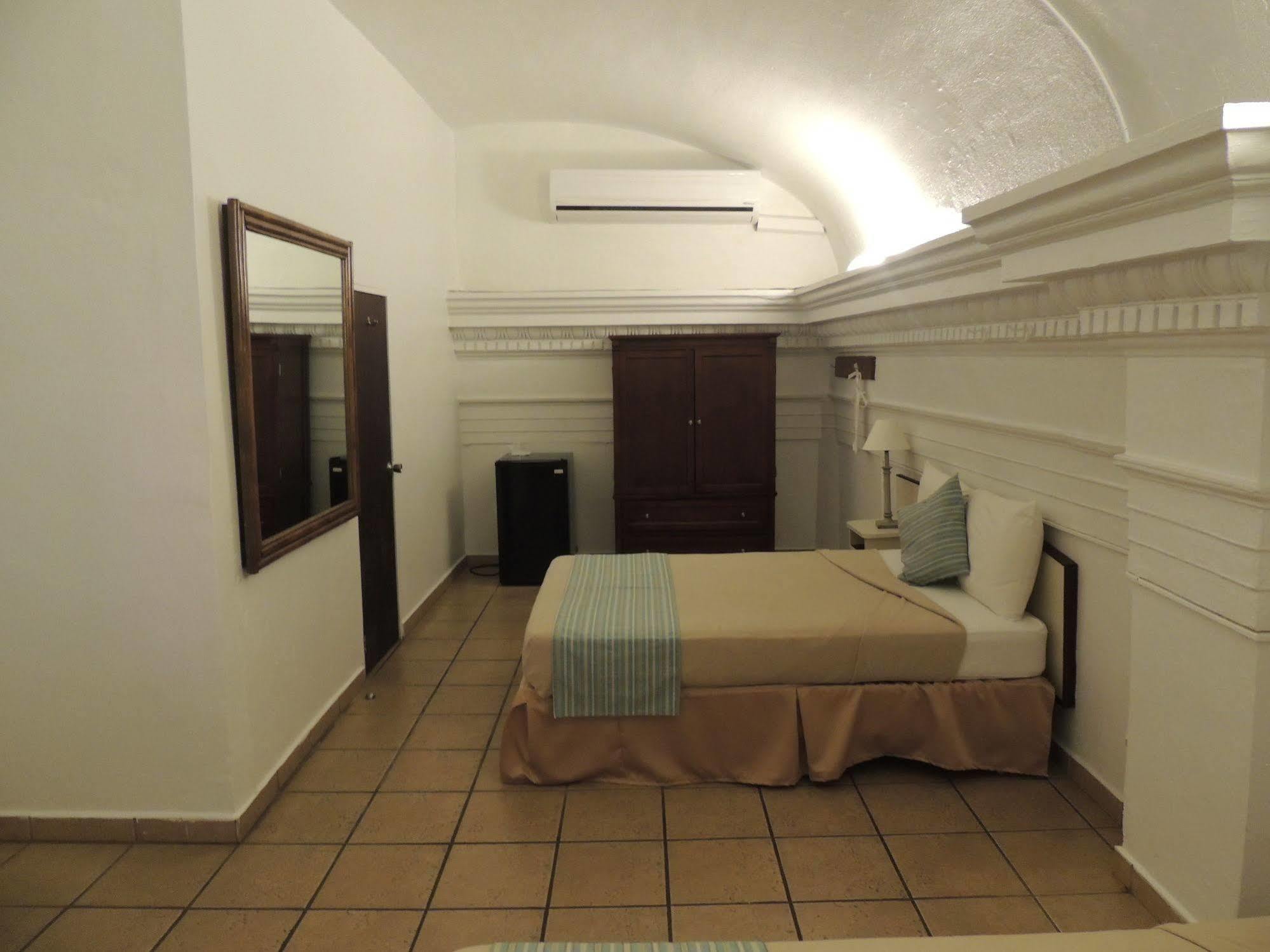 Hotel Colonial マヤグエス エクステリア 写真